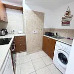 Sun Julz - Queens Gardens Apartament