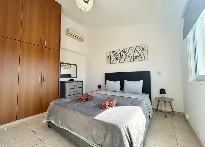 Sun Julz - Queens Gardens * Paphos