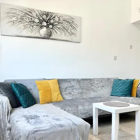 Sun Julz - Queens Gardens * Paphos