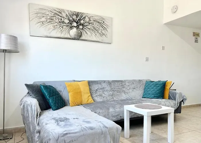 Sun Julz - Queens Gardens * Paphos